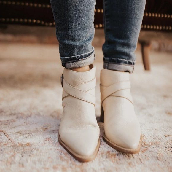 FREE PEOPLE Back Loop Ankle BOOTS Size 39.5 9.5 Ecru Leather Western NEW $148 - Picture 2 of 14
